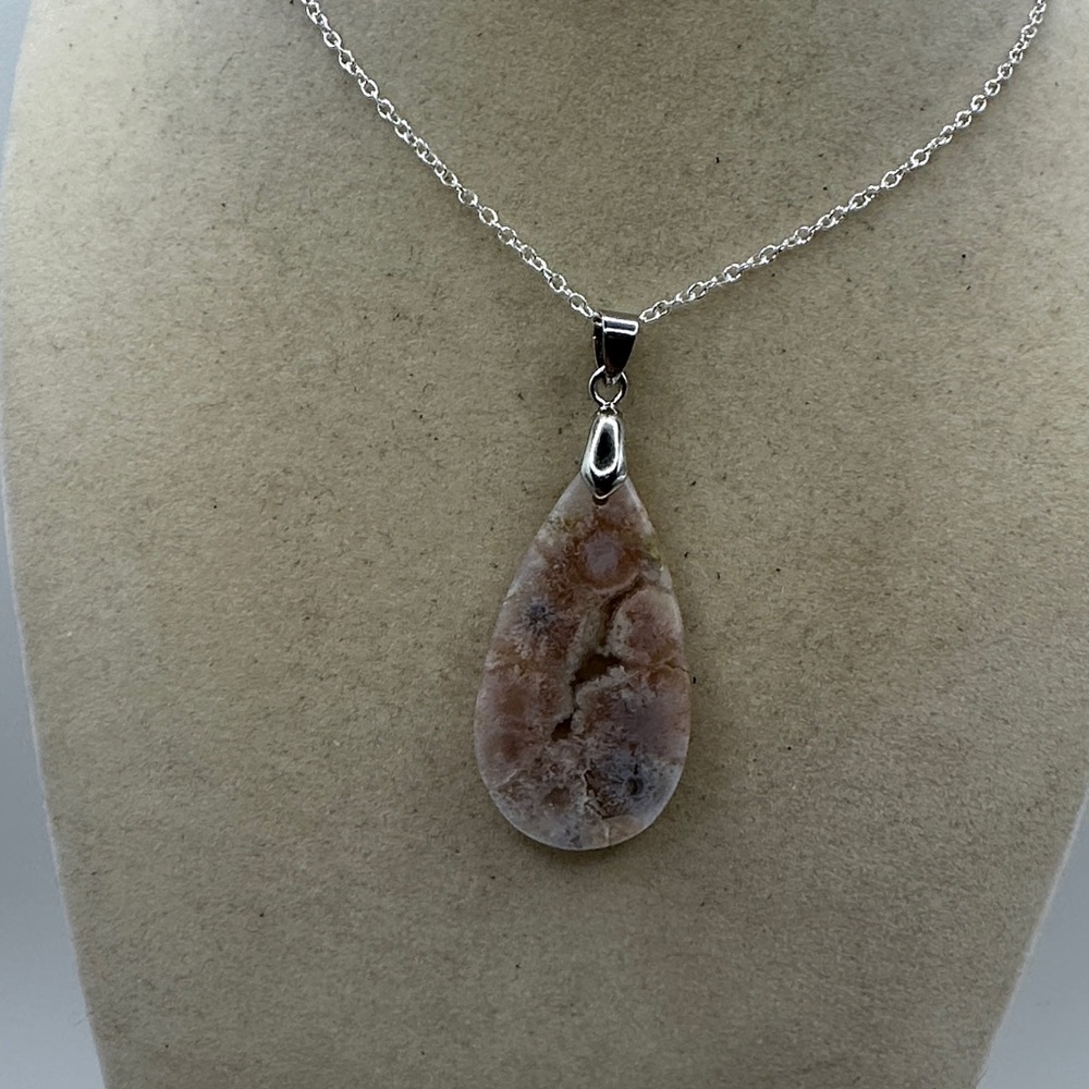 Beautiful Flower Agate Teardrop Pendant Necklace on Silver Box Chain - Picture 8 of 9
